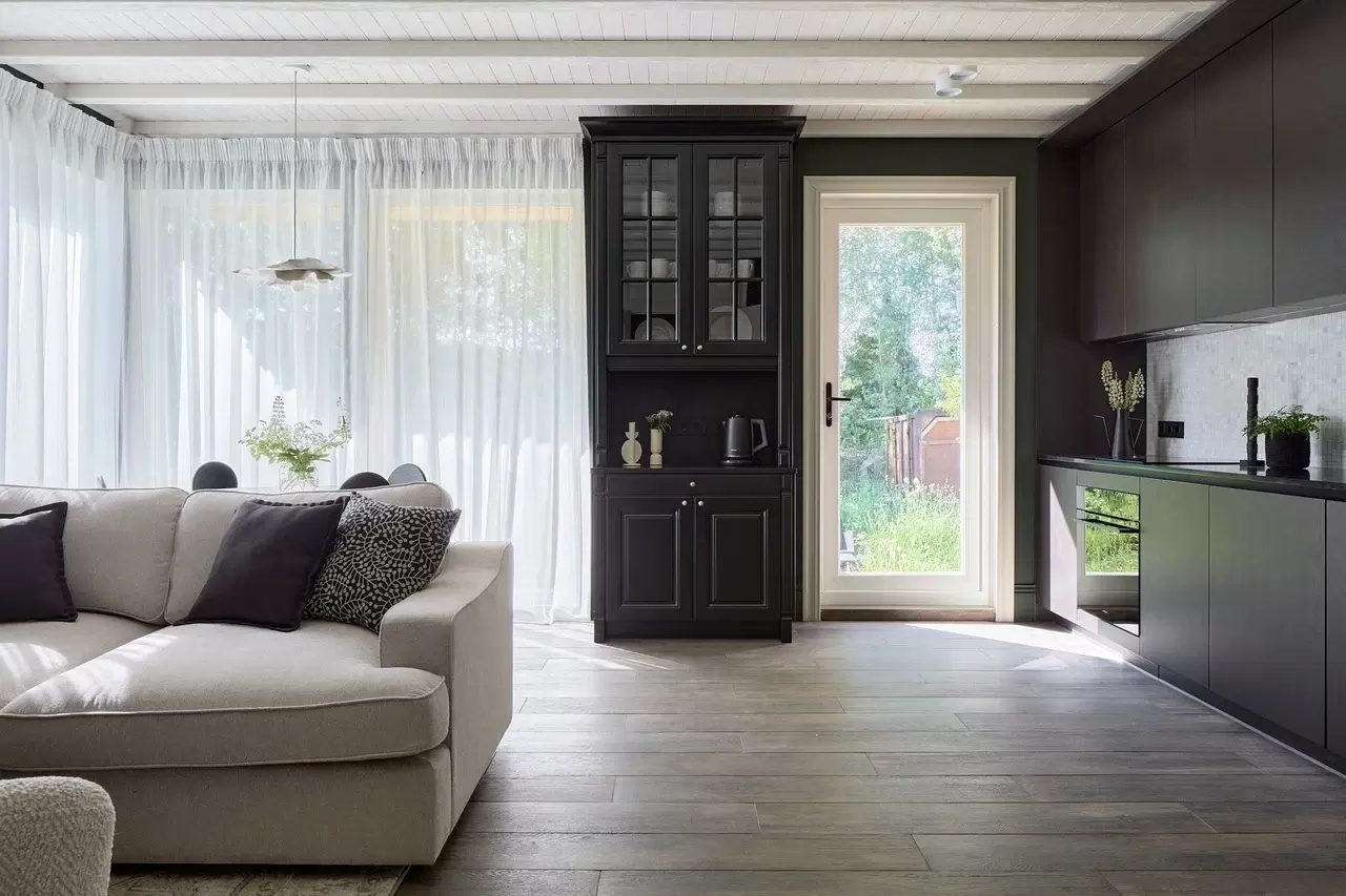 Кухня-гостиная с цветущим камином — 9