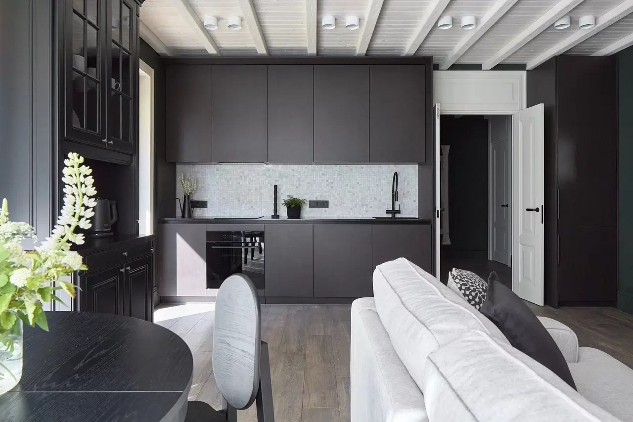 Кухня-гостиная с цветущим камином — 11