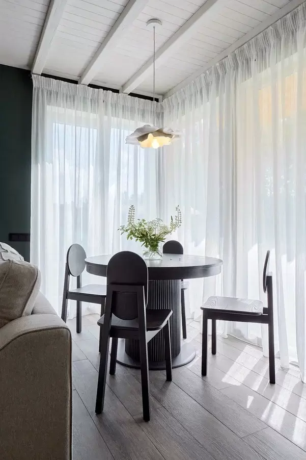 Кухня-гостиная с цветущим камином — 12