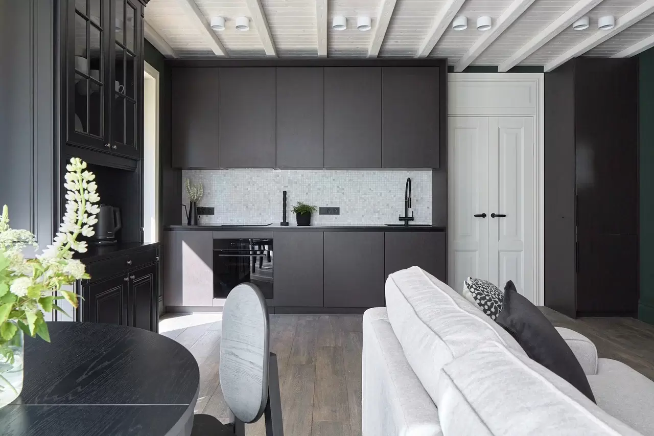 Кухня-гостиная с цветущим камином — 4