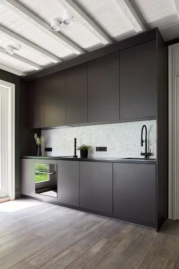 Кухня-гостиная с цветущим камином — 13