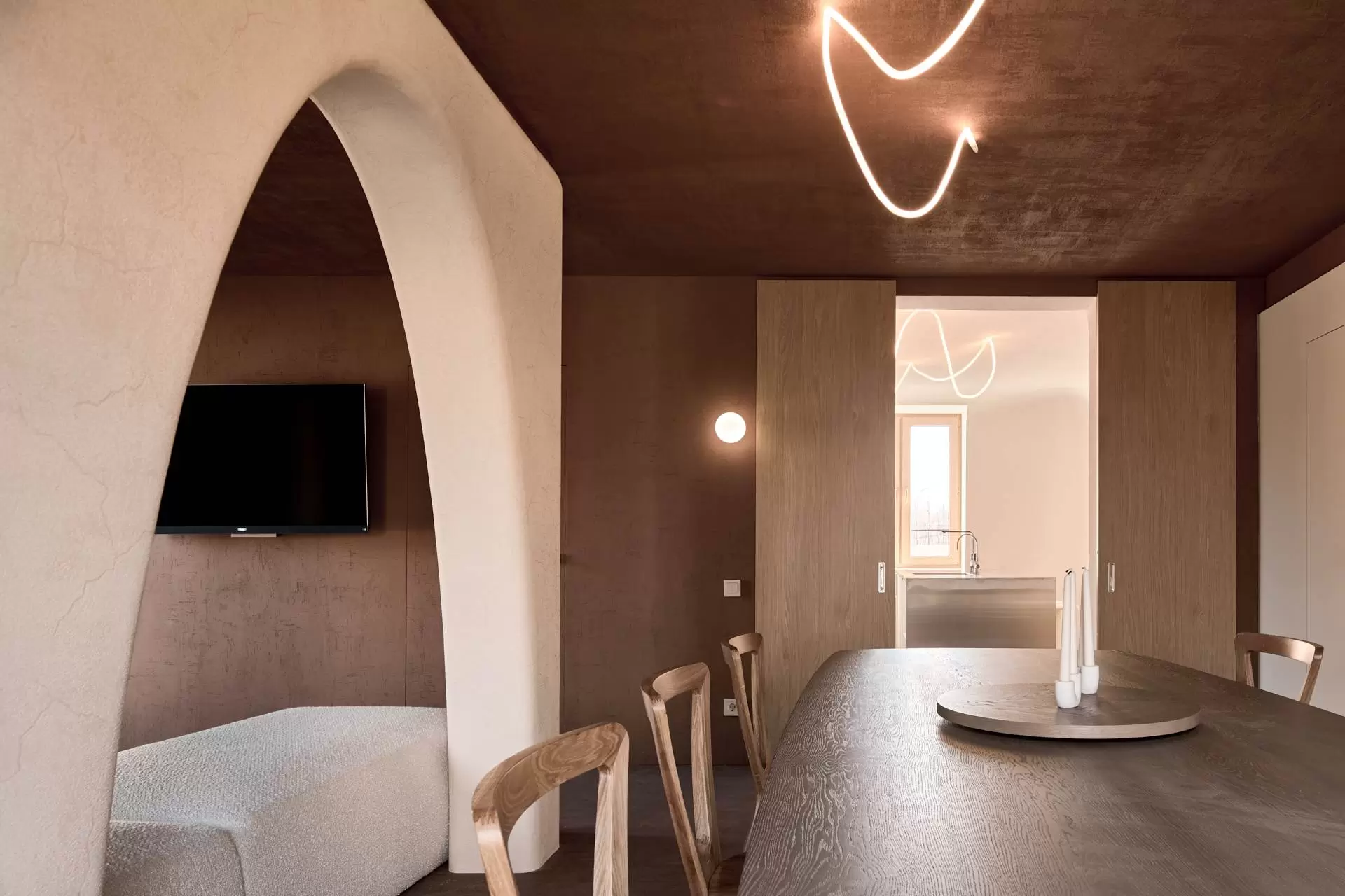 Обнимающая гостиная для многодетной семьи — 10