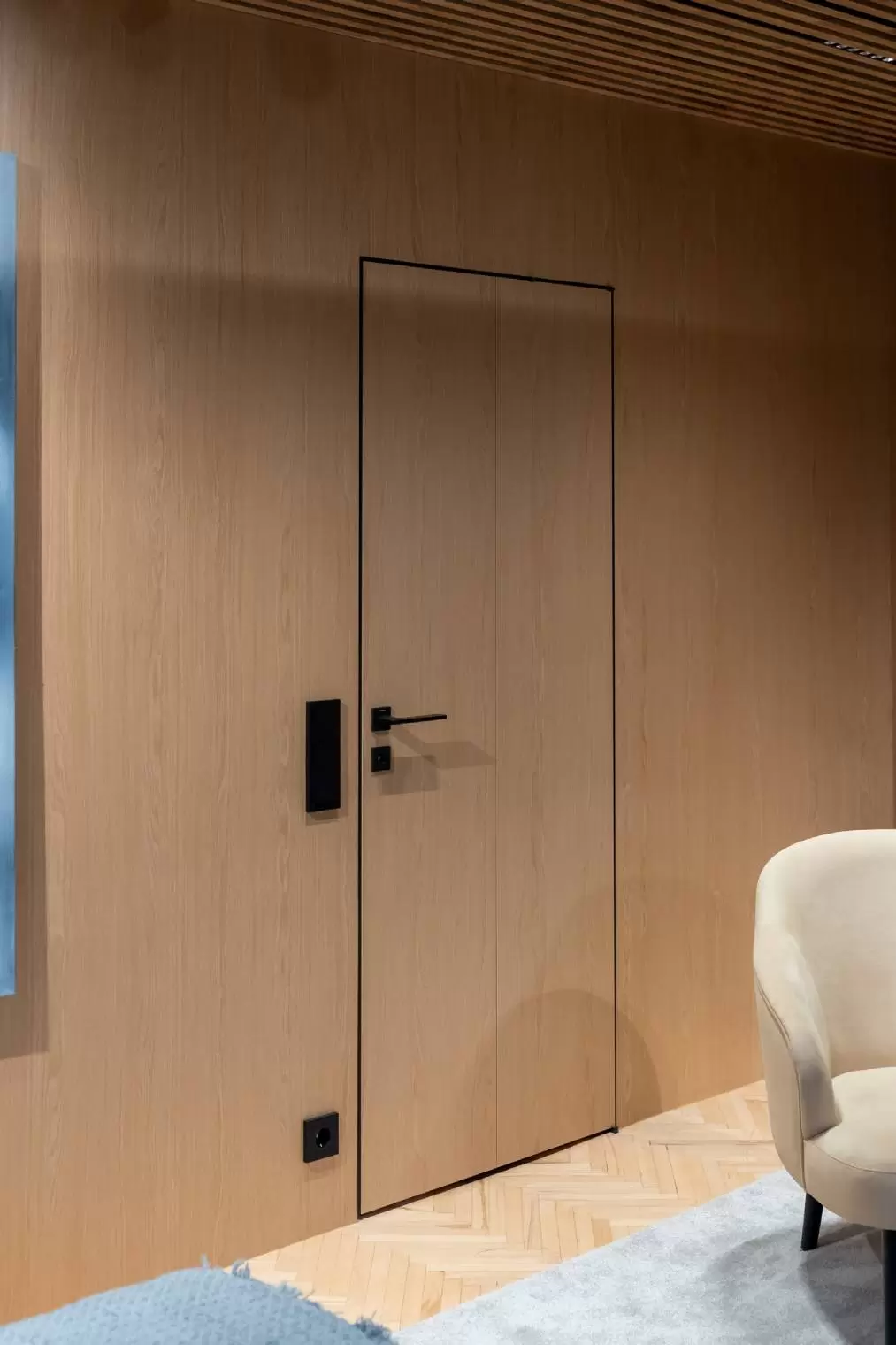 Гостиная с деревянным потолком — 13