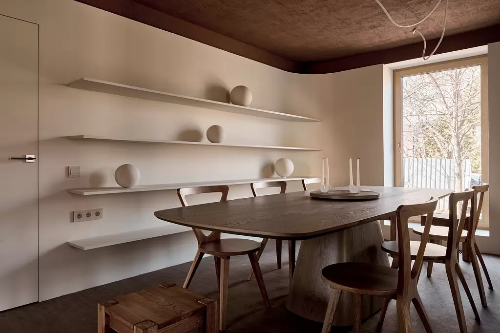 Обнимающая гостиная для многодетной семьи — 16