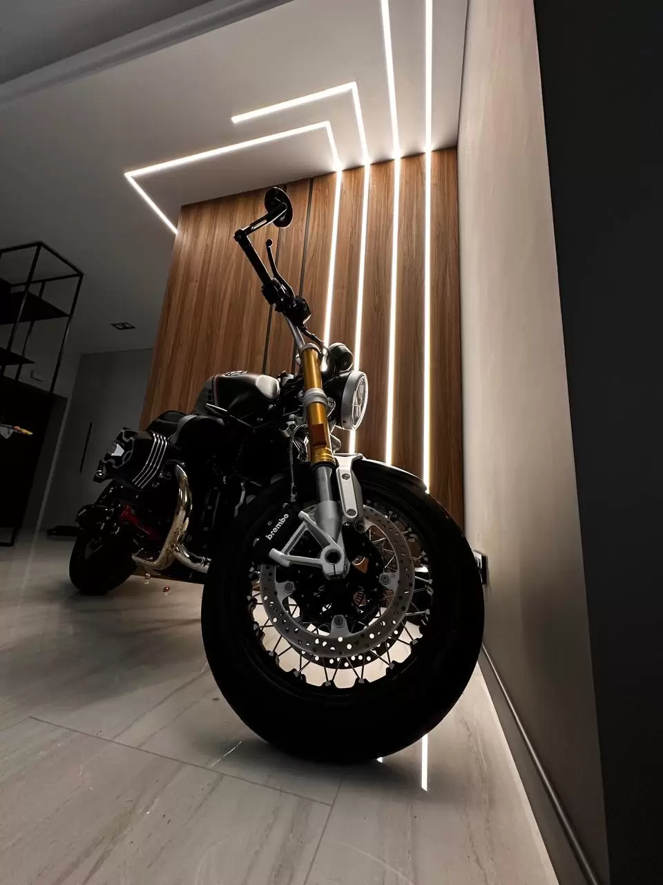 Квартира c мотоциклом — 10