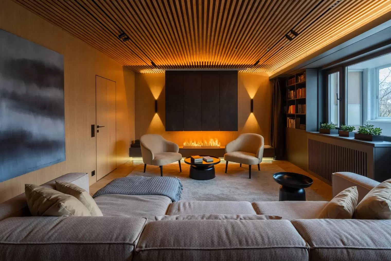 Гостиная с деревянным потолком — 1