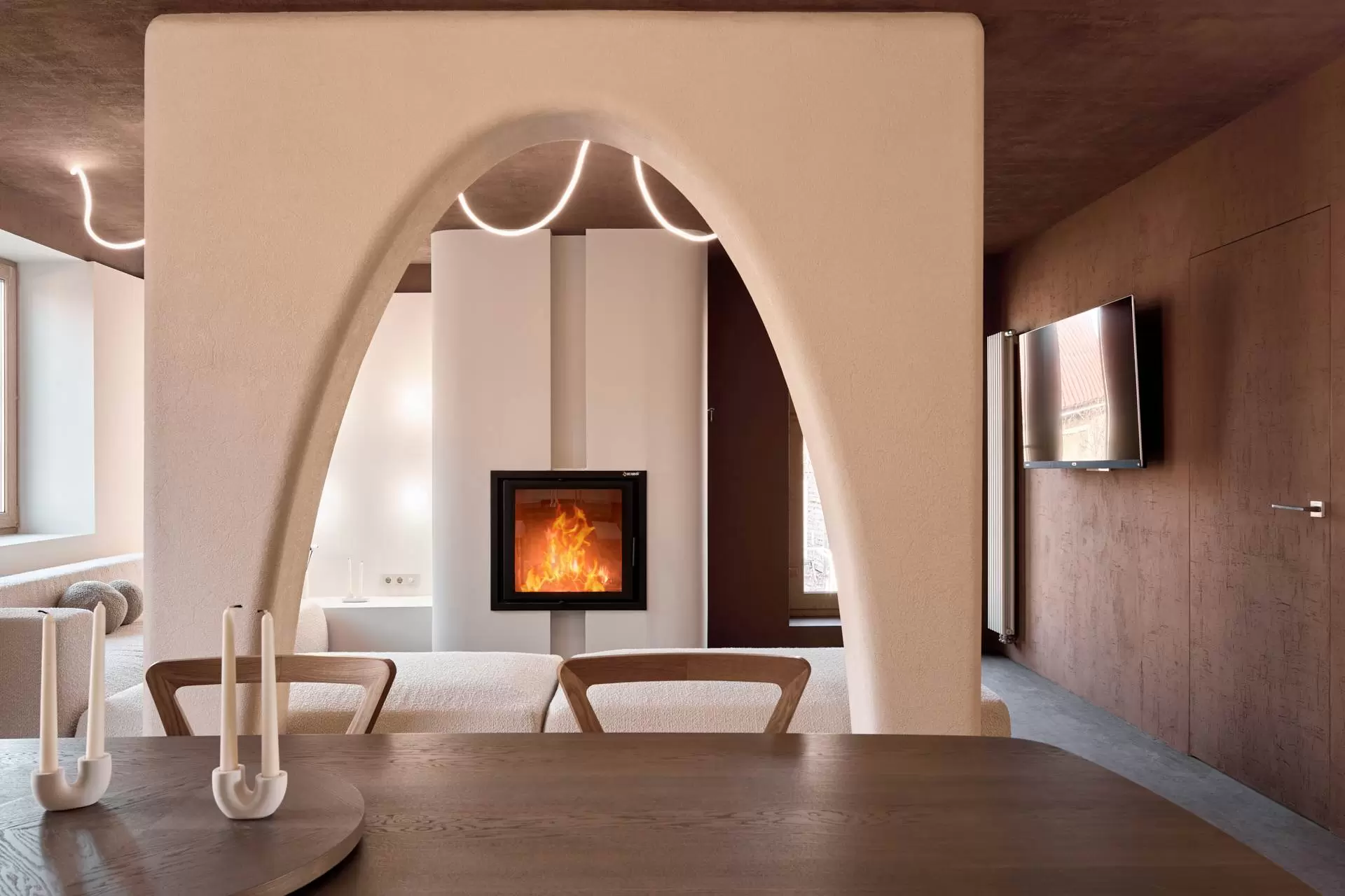 Обнимающая гостиная для многодетной семьи — 12