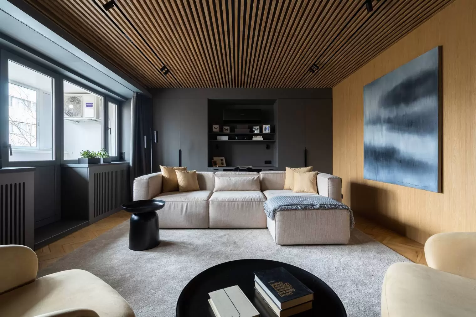 Гостиная с деревянным потолком — 3