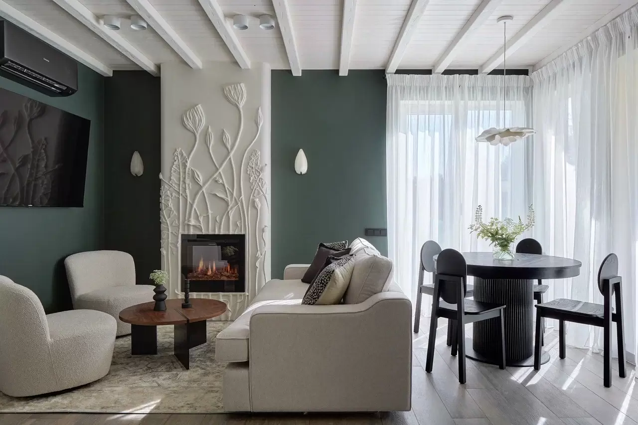 Кухня-гостиная с цветущим камином